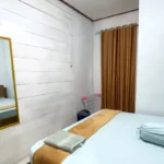 Habitación privada limpia con cama doble en Homestay Gracia Luk Panenteng