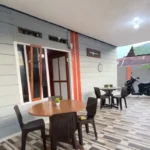 Zona de porche y comedor exterior en Homestay Gracia cerca de Paisu Pok