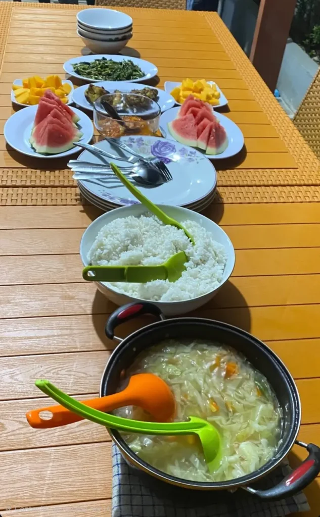 Comida casera tradicional servida en un homestay de Luk Panenteng cerca de Paisu Pok