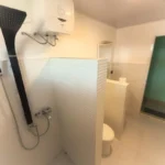 Ducha con calentador de agua caliente y wc occidental en Paisupok Lodge