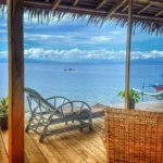 Vistas panorámicas al mar y zona de relax en la terraza de Paisupok Lodge