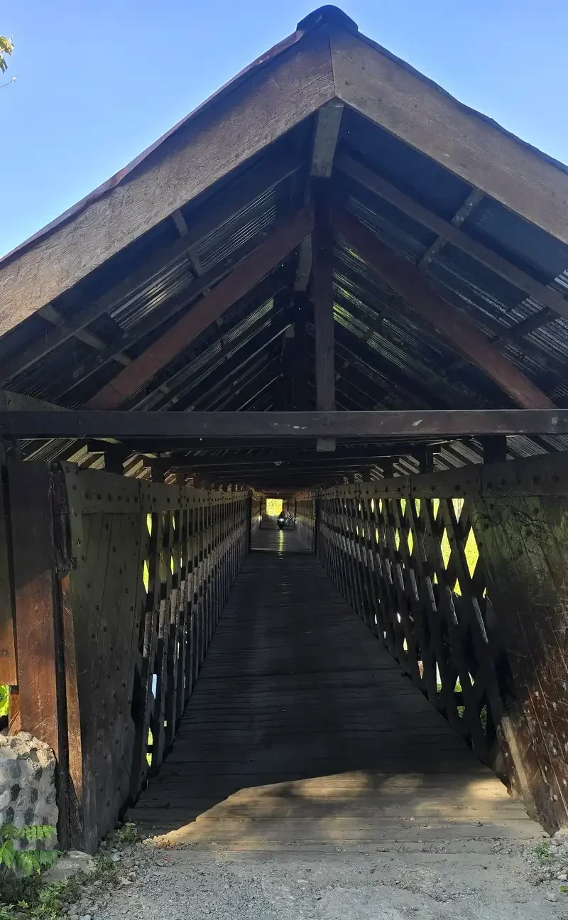 Histórico puente colonial de madera de hierro Jembatan Tua en el distrito de Lobu, ruta Luwuk a Ampana.