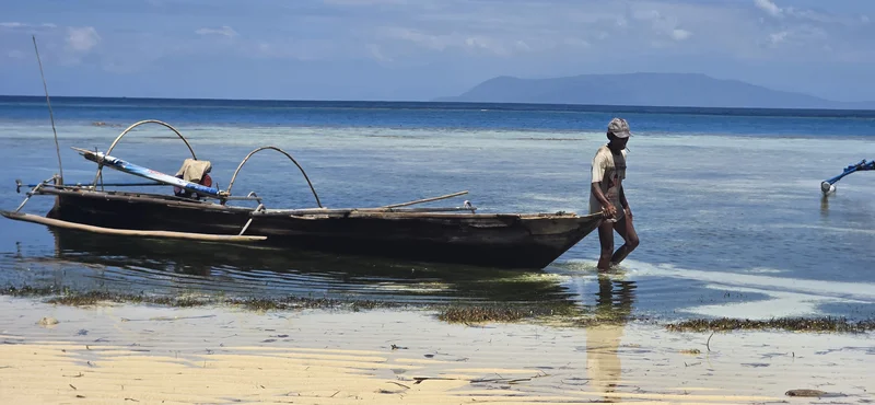 Canoa tradicional bajau en una playa remota