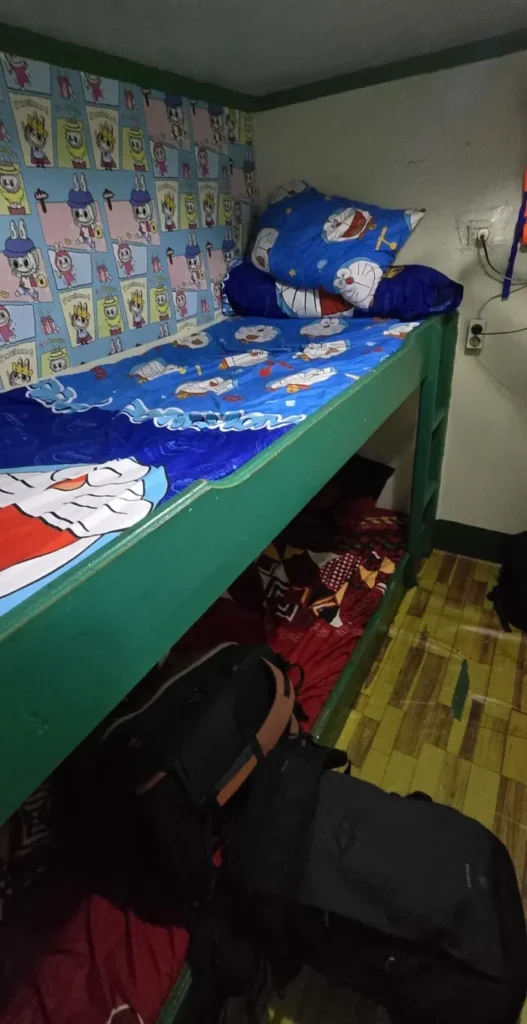 Interior del camarote privado VIP con aire TIPO VENTILADOR y literas en el ferry de regreso desde las islas Banggai a Luwuk.