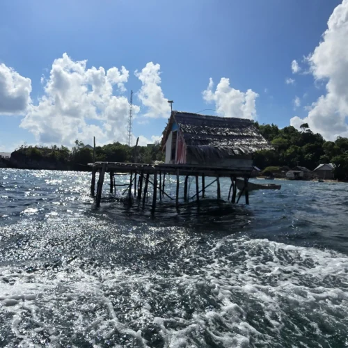 Vista frontal de una casa tradicional de madera Bajau sobre pilotes, construida sobre las aguas de Indonesia