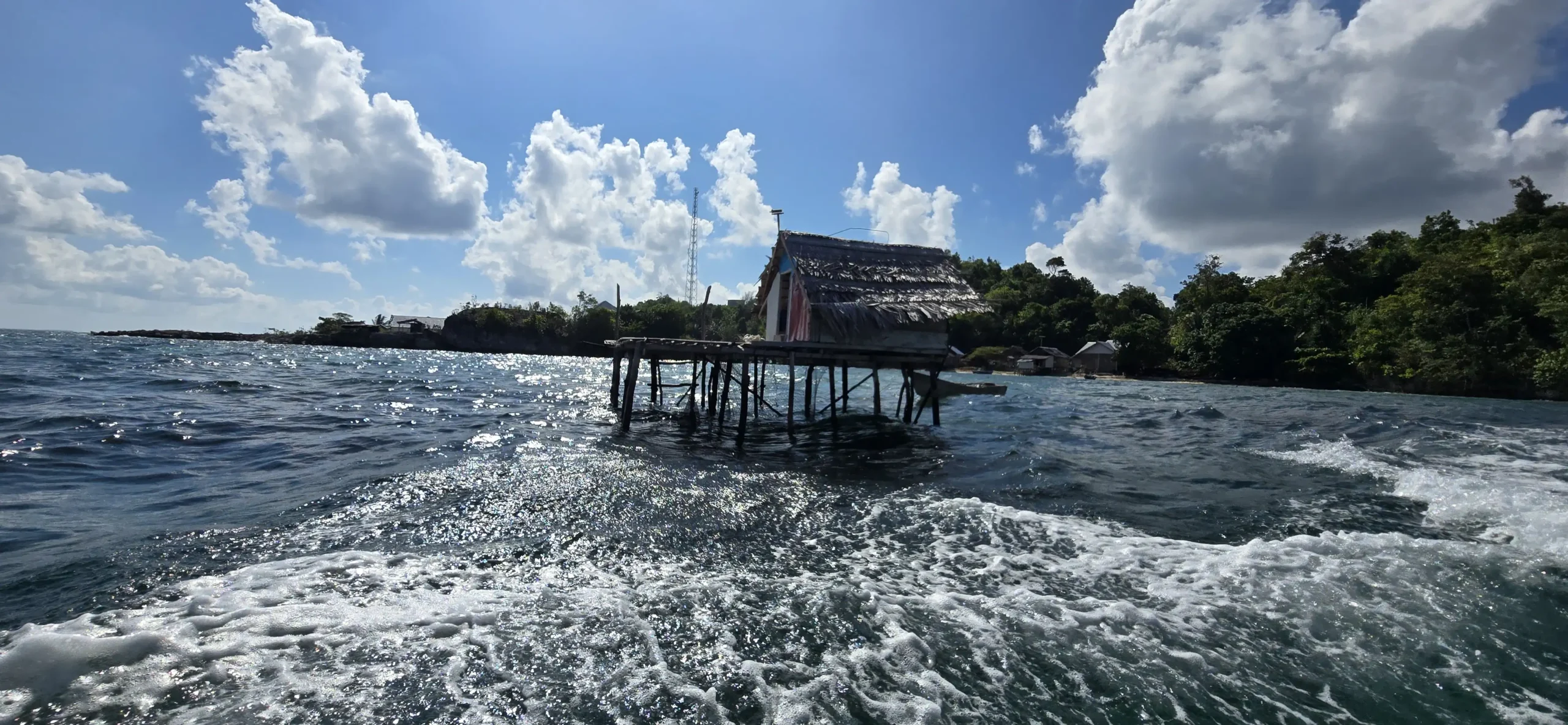 Vista frontal de una casa tradicional de madera Bajau sobre pilotes, construida sobre las aguas de Indonesia