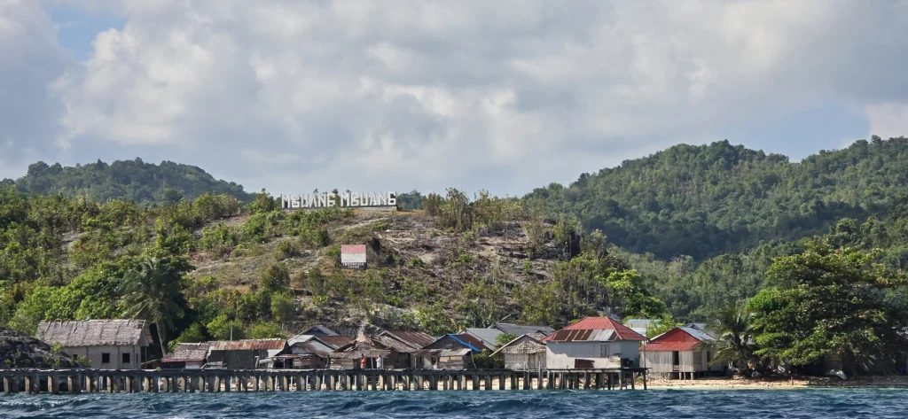 Vista de casas tradicionales sobre el agua en el pintoresco pueblo costero de Mbuang Mbuang, islas Banggai, Indonesia.