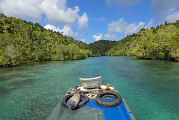 Navegación en barco tradicional por el canal marino de Liang Tadul en Mbuang-Mbuang, Banggai Laut