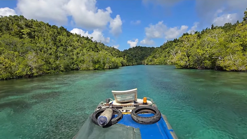 Navegación en barco tradicional por el canal marino de Liang Tadul en Mbuang-Mbuang, Banggai Laut