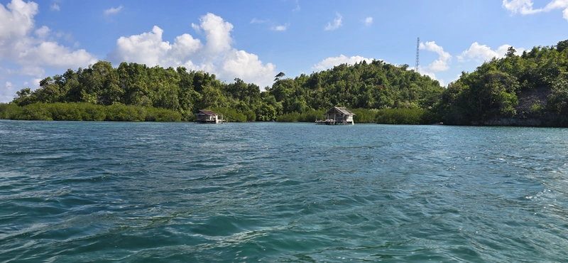 Casas tradicionales sobre el agua de pescadores Bajau en la aldea de Mbuang-Mbuang, Banggai Laut