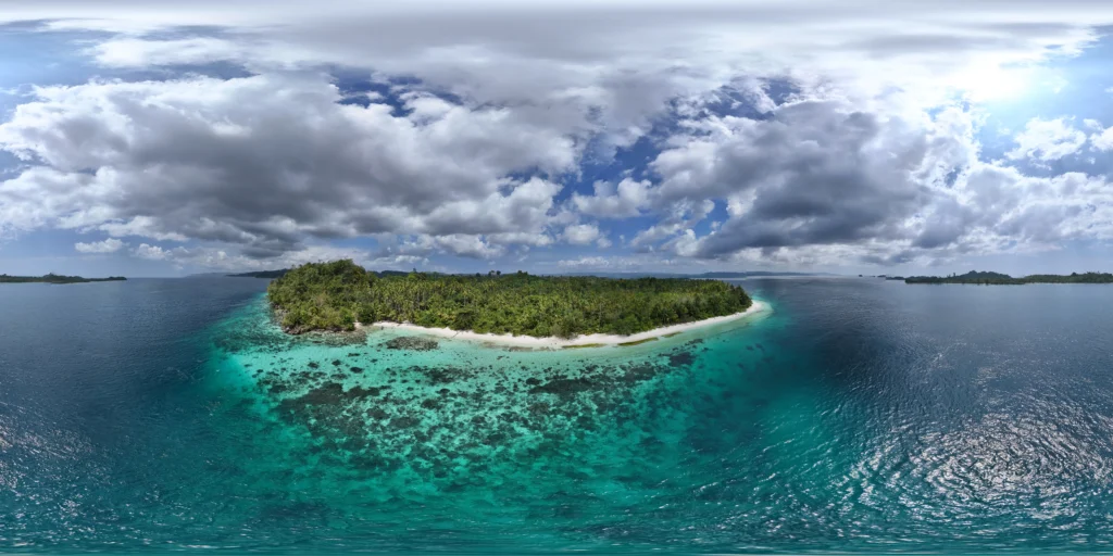 Vista aérea de arrecifes de coral y aguas turquesas en Long Beach, islas Banggai, Indonesia. Destino remoto ideal para snorkel y expediciones.