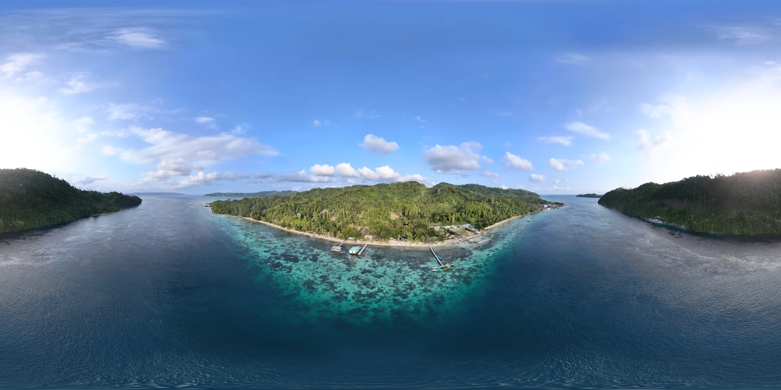 Vista aérea de Playa Bortola en las Islas Banggai, Indonesia, con extensos arrecifes de coral que son el hábitat natural del pez cardenal.