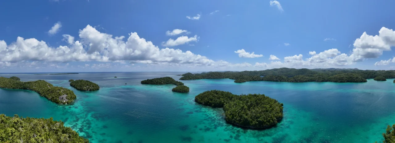 Vista aérea con dron del archipiélago de Mbuang-Mbuang e islotes en Banggai Laut