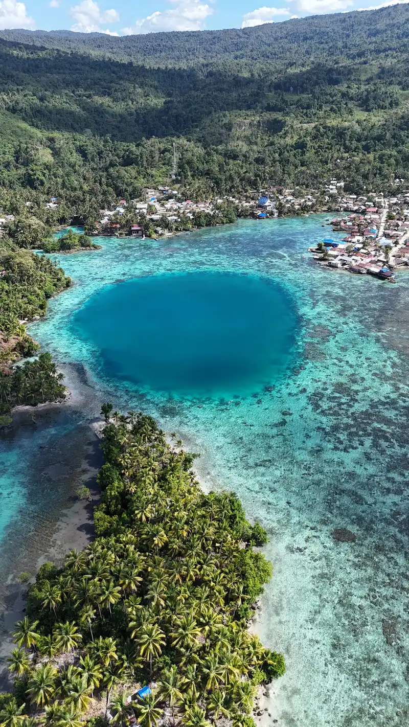 Vista aérea de la Bahía de Kawalu con la aldea de Luk Panenteng de fondo en la isla de Peleng