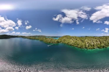 Vista panorámica con dron de la inmensa laguna marina kárstica y los laberintos de roca caliza que rodean Mbuang-Mbuang en el archipiélago de Banggai Laut.