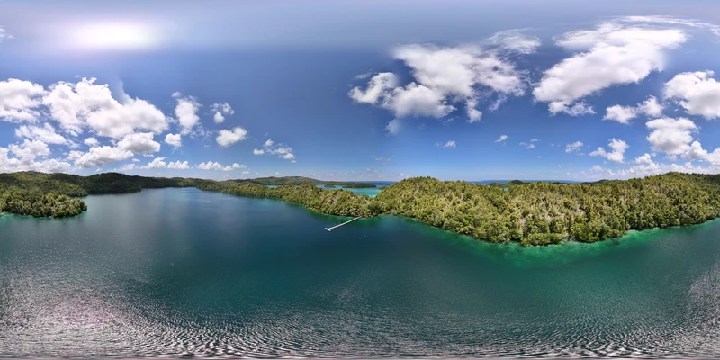 Vista panorámica con dron de la inmensa laguna marina kárstica y los laberintos de roca caliza que rodean Mbuang-Mbuang en el archipiélago de Banggai Laut.