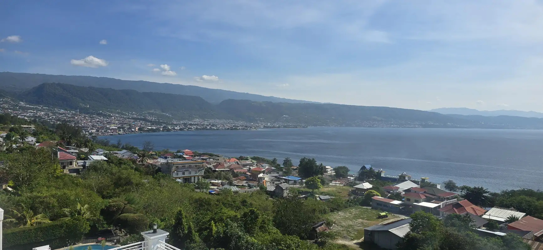 Vista panorámica de la ciudad costera de Luwuk, su bahía y las montañas de Célebes Central desde las colinas altas