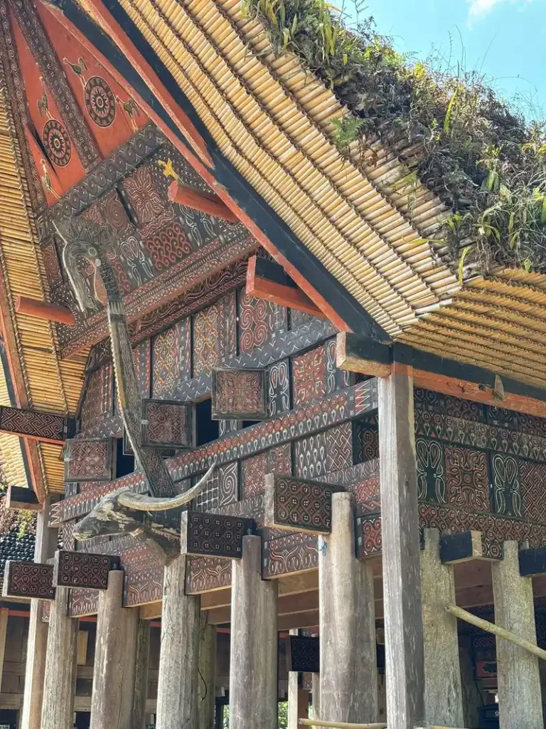 Detalle de fachada de casa tradicional Tongkonan con cuernos de búfalo en Tana Toraja.