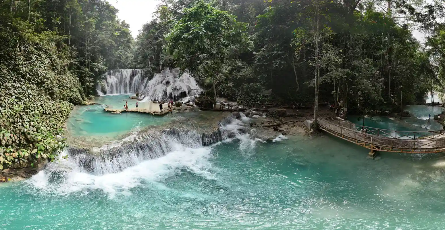 Pozas naturales de agua esmeralda y terrazas calizas en las cascadas de Luwuk, Célebes Central, rodeadas de selva tropical