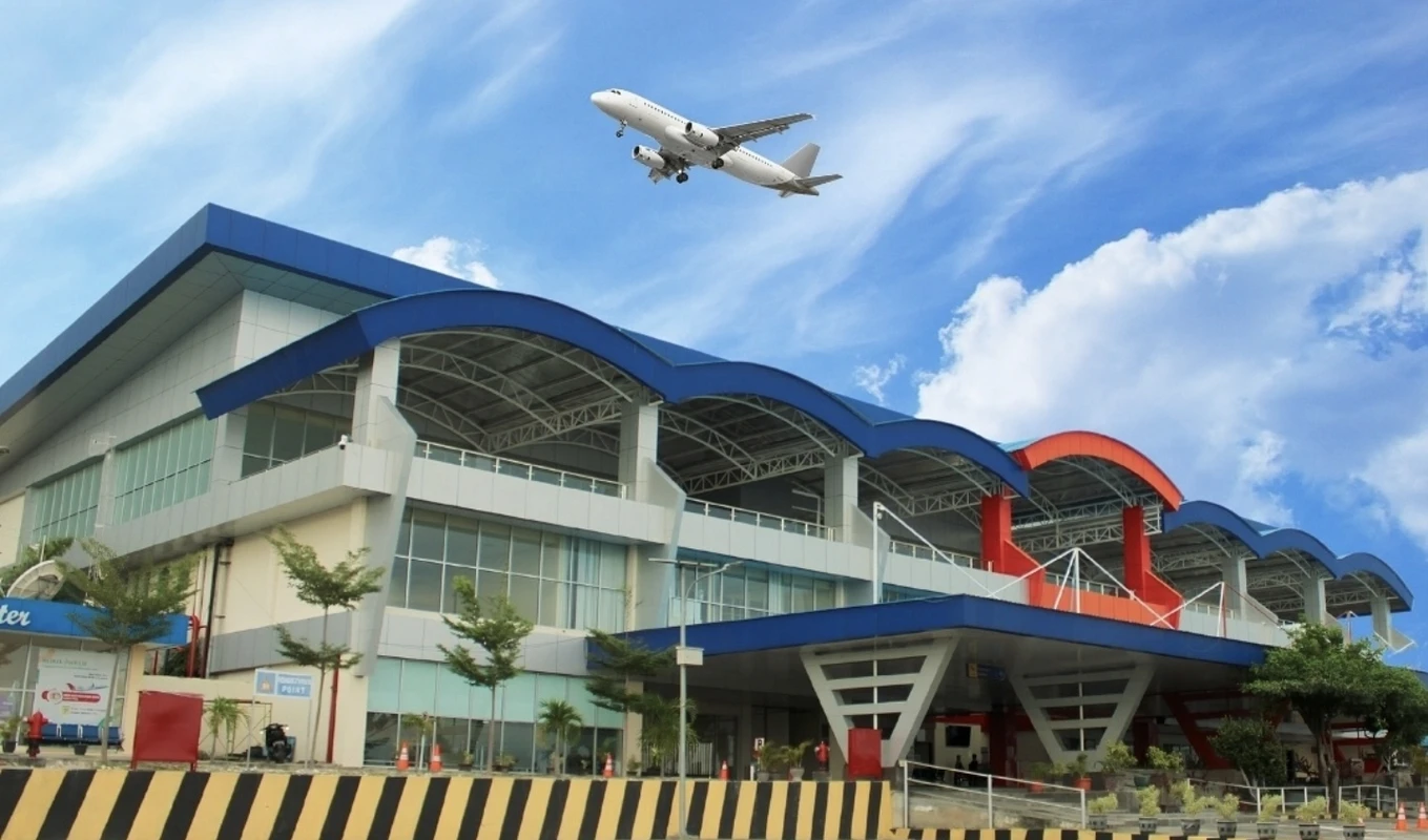 Fachada principal y acceso al Aeropuerto Syukuran Aminuddin Amir de Luwuk (LUW), Célebes Central
