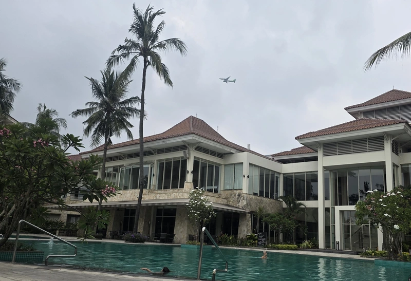 Hotel con piscina y palmeras cerca de aeropuerto para noche de tránsito en Indonesia
