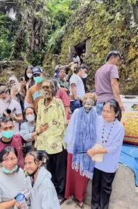 Familiares posando con los restos de sus antepasados durante la ceremonia del Ma'nene en Toraja