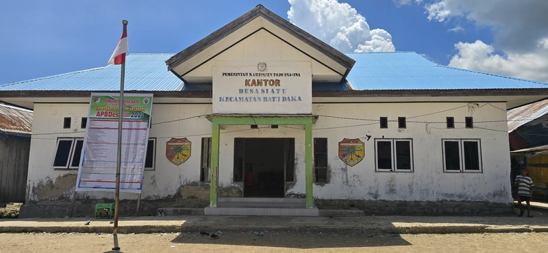 Edificio oficial y entorno de un asentamiento tradicional de la comunidad Bajau en las Islas Togian en Sulawesi.