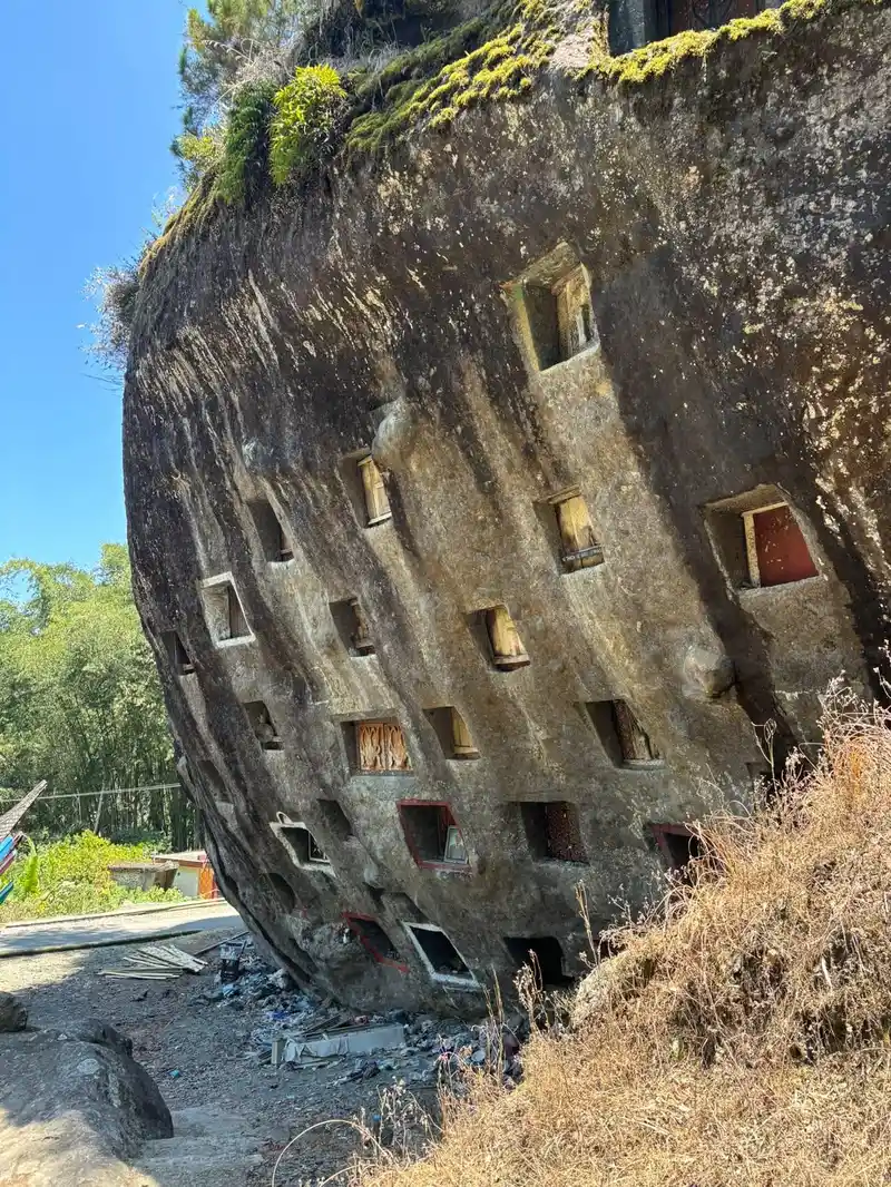 Nichos funerarios excavados en la roca de Lo'ko' Mata en Tana Toraja.