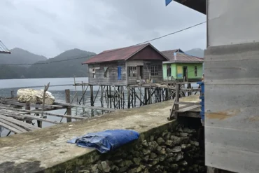 Detalle de viviendas tradicionales de madera construidas sobre pilotes de la etnia Bajau en un asentamiento flotante de Sulawesi.