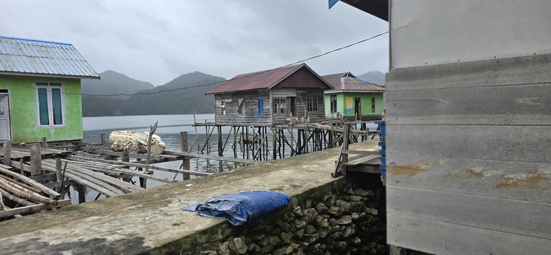 Detalle de viviendas tradicionales de madera construidas sobre pilotes de la etnia Bajau en un asentamiento flotante de Sulawesi.