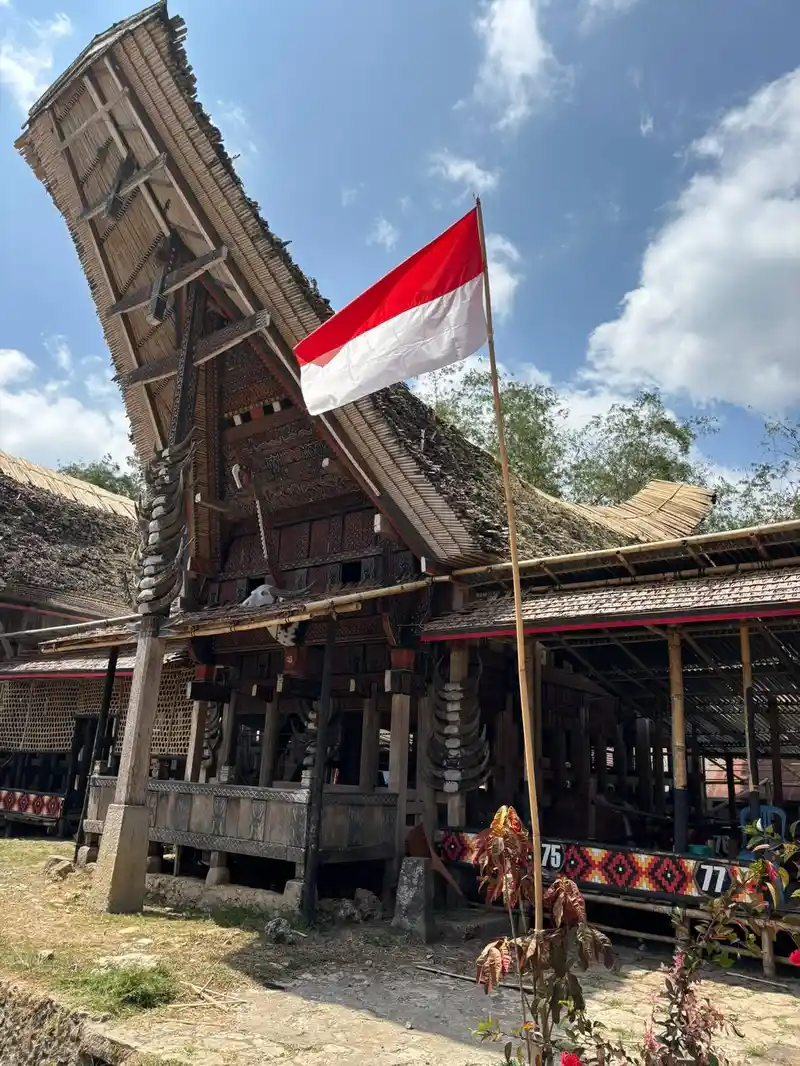Casa tradicional Tongkonan con la bandera de Indonesia en Tana Toraja.