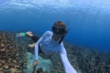 Albert Ballesta, especialista en Indonesia y experto en expediciones, practicando freedive