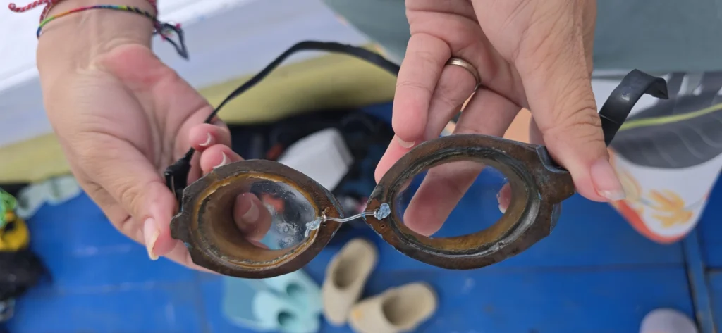 Gafas de buceo de madera artesanales fabricadas a mano por la comunidad de nomadas del mar Bajau en Indonesia.
