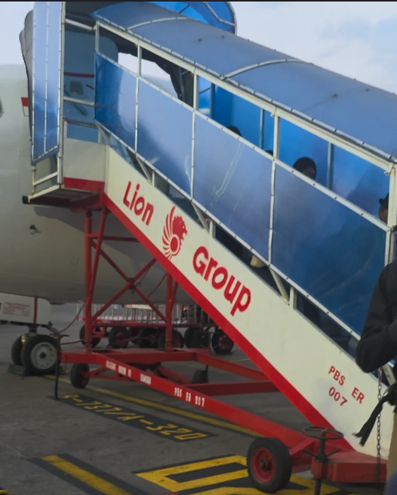 Escaleras móviles de embarque de pasajeros de Lion Group en aeropuerto de Indonesia