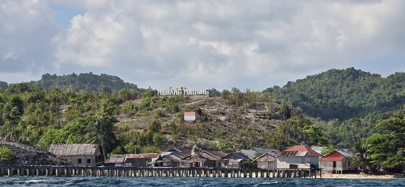 Vista panorámica de la aldea flotante de Mbuang-Mbuang y casas sobre palafitos de la comunidad Bajau en el sur de Banggai Laut.