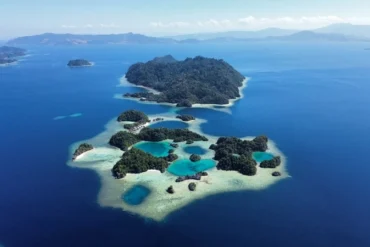 Vista panorámica aérea con dron de las formaciones kársticas, lagunas turquesas y arrecifes de la bahía de Sombori en Sulawesi.